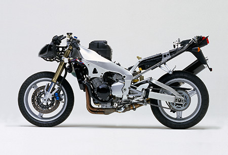 The YZF-R1’s aluminum Deltabox frame and chassis (1998 year model)