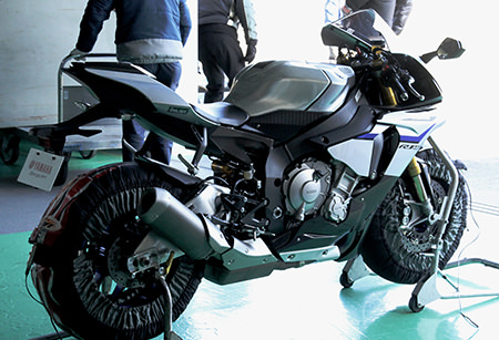 Preparing the YZF-R1M for Ken Nemoto’s test-ride at Fukuroi Test Course