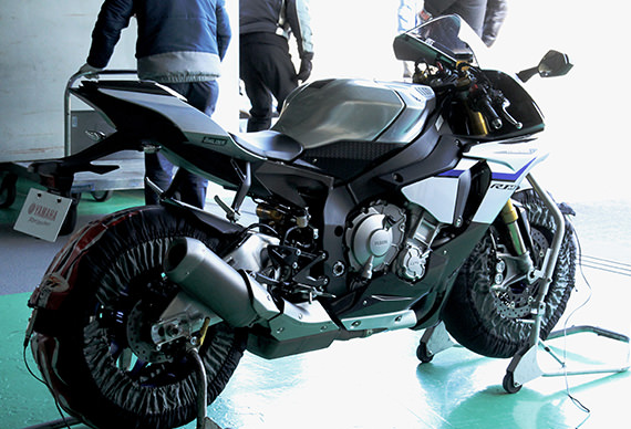 Preparing the YZF-R1M for Ken Nemoto’s test-ride at Fukuroi Test Course