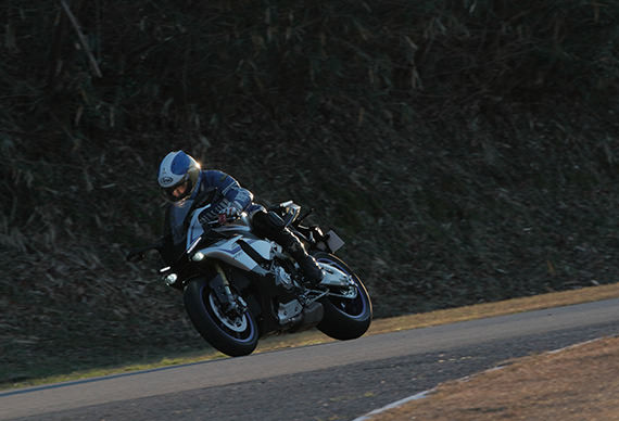 Ken Nemoto beginning his test-ride on the YZF-R1M at Fukuroi Test Course